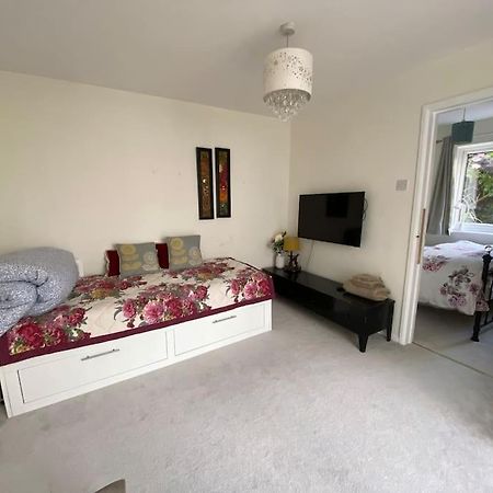 Worplesdon Cosy Apartment With Private Access And Kitchenette In Guildford (Adults Only) מראה חיצוני תמונה