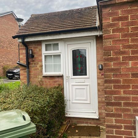 Worplesdon Cosy Apartment With Private Access And Kitchenette In Guildford (Adults Only) מראה חיצוני תמונה