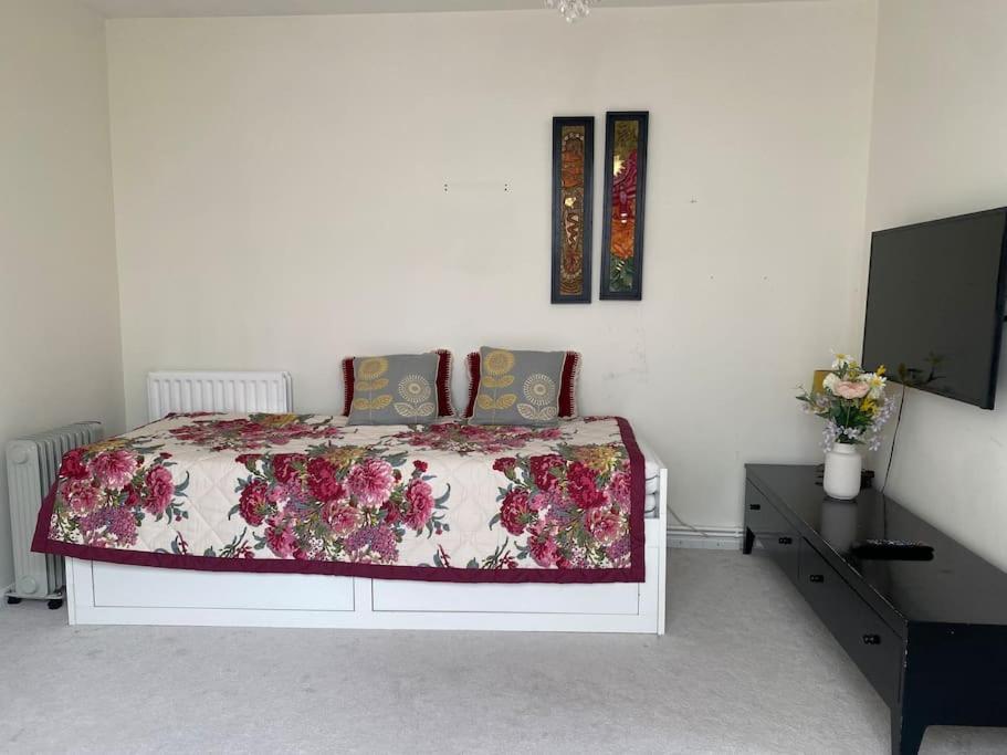 Worplesdon Cosy Apartment With Private Access And Kitchenette In Guildford (Adults Only) מראה חיצוני תמונה