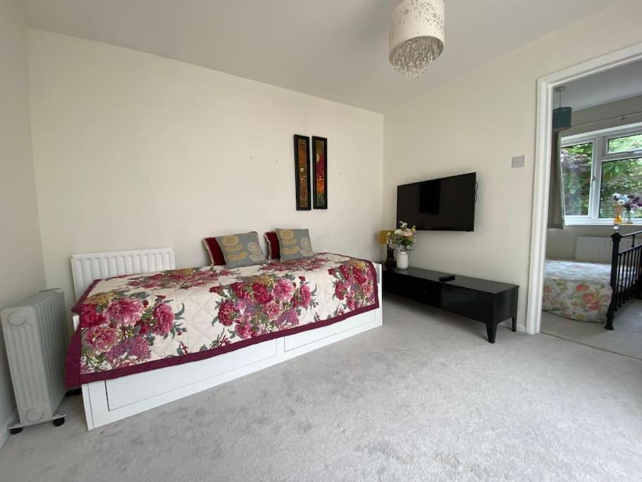 Worplesdon Cosy Apartment With Private Access And Kitchenette In Guildford (Adults Only) מראה חיצוני תמונה