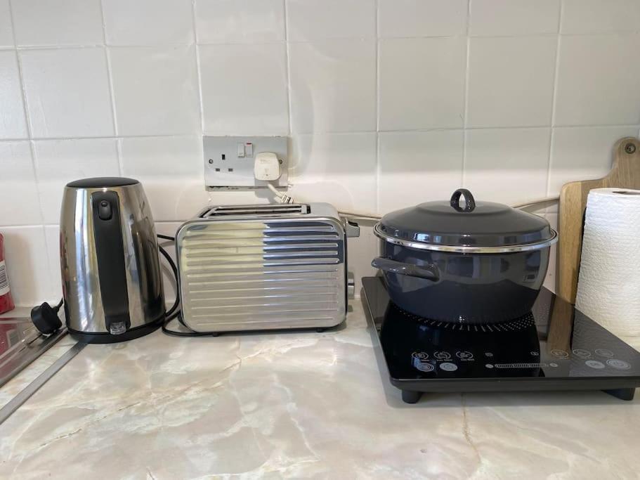 Worplesdon Cosy Apartment With Private Access And Kitchenette In Guildford (Adults Only) מראה חיצוני תמונה