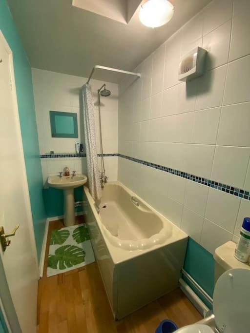 Worplesdon Cosy Apartment With Private Access And Kitchenette In Guildford (Adults Only) מראה חיצוני תמונה