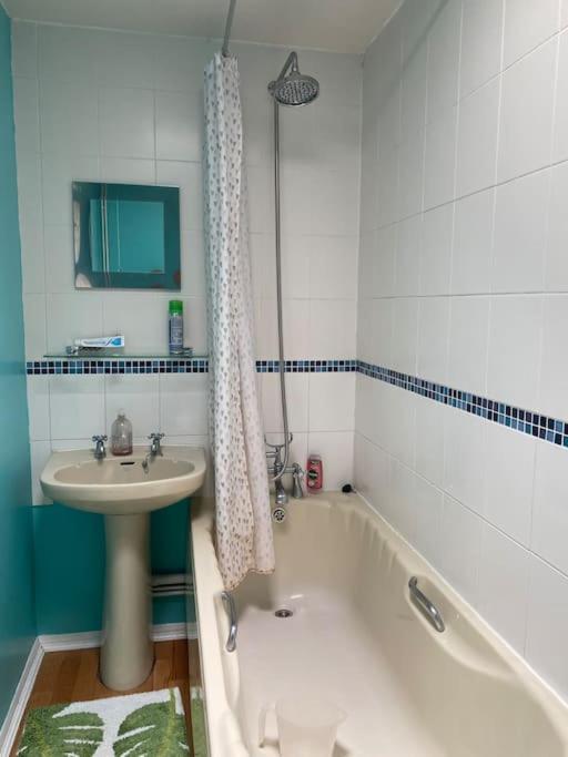 Worplesdon Cosy Apartment With Private Access And Kitchenette In Guildford (Adults Only) מראה חיצוני תמונה