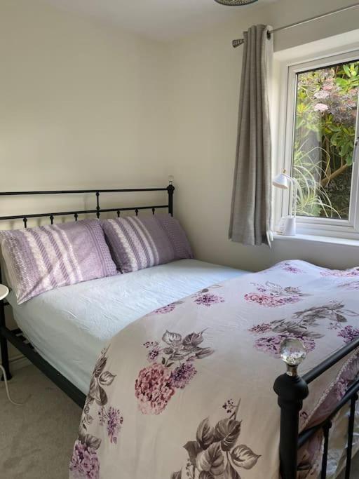 Worplesdon Cosy Apartment With Private Access And Kitchenette In Guildford (Adults Only) מראה חיצוני תמונה