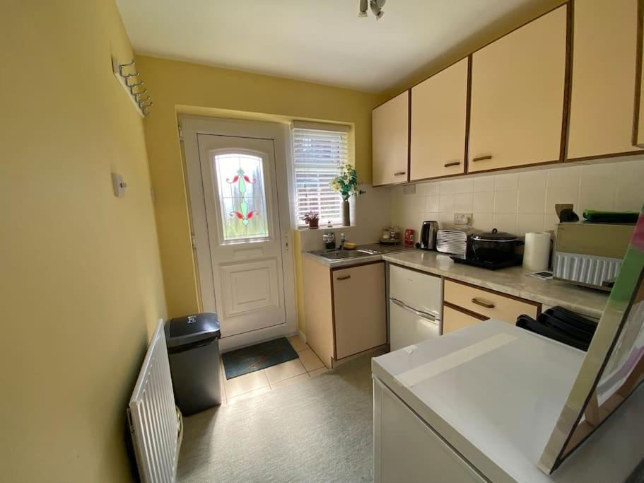 Worplesdon Cosy Apartment With Private Access And Kitchenette In Guildford (Adults Only) מראה חיצוני תמונה