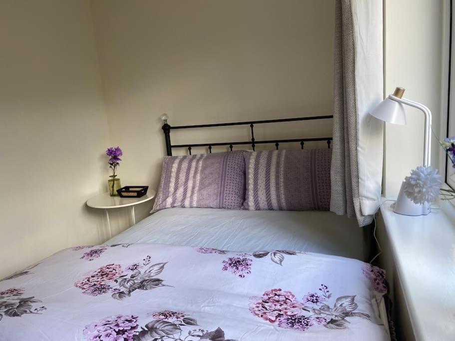 Worplesdon Cosy Apartment With Private Access And Kitchenette In Guildford (Adults Only) מראה חיצוני תמונה