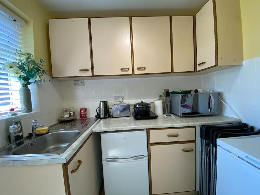 Worplesdon Cosy Apartment With Private Access And Kitchenette In Guildford (Adults Only) מראה חיצוני תמונה