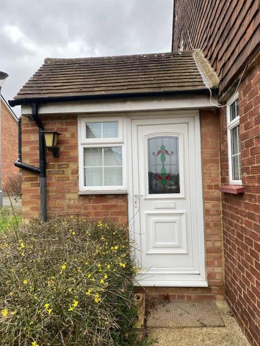 Worplesdon Cosy Apartment With Private Access And Kitchenette In Guildford (Adults Only) מראה חיצוני תמונה