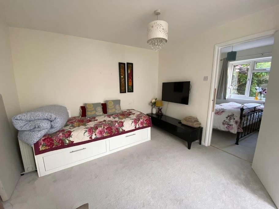 Worplesdon Cosy Apartment With Private Access And Kitchenette In Guildford (Adults Only) מראה חיצוני תמונה